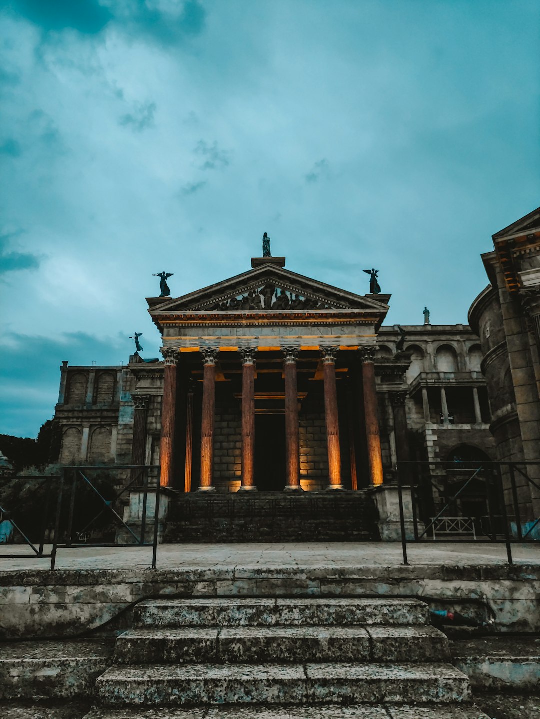 На каком языке говорит Шура из территории?